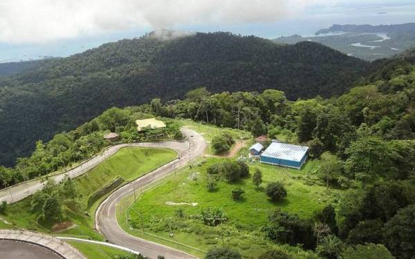 Hutan Simpan Gunung Raya diwartakan sebagai Hutan Simpanan Kekal (HSK) dengan keluasan 4,930 hektar di bawah Akta Perhutanan Negara pada 15 Mac 1941.