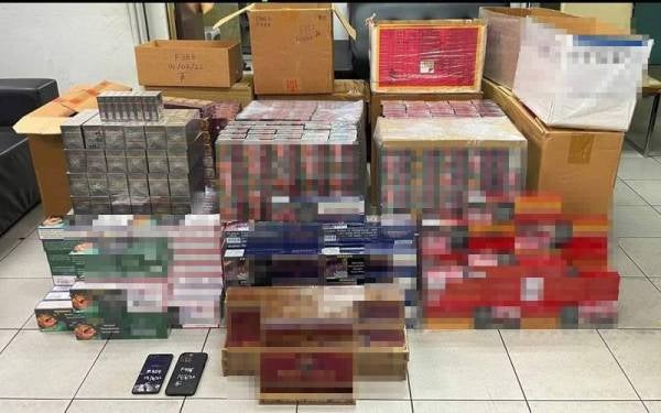 Rokok tidak bercukai yang dirampas daripada dua lelaki berkenaan di Jalan Burma, pada Selasa.