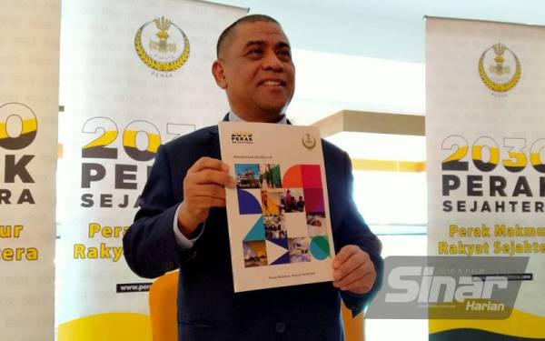 Saarani menunjuk buku Ringkasan Eksekutif Pelan Perak Sejahtera 2030 ketika sidang akhbar selepas melancarkan Pelan Perak Sejahtera 2030 di Hotel Kinta Riverfront, di sini pada Rabu.