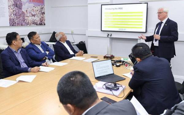 Blane Judd (kanan) memberi penerangan ketika dalam perbincangan bersama.