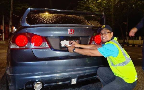 Mohammad Yusoff menunjukkan salah sebuah kenderaan yang ditahan atas kesalahan nombor pendaftaran tidak mengikut spesifikasi.