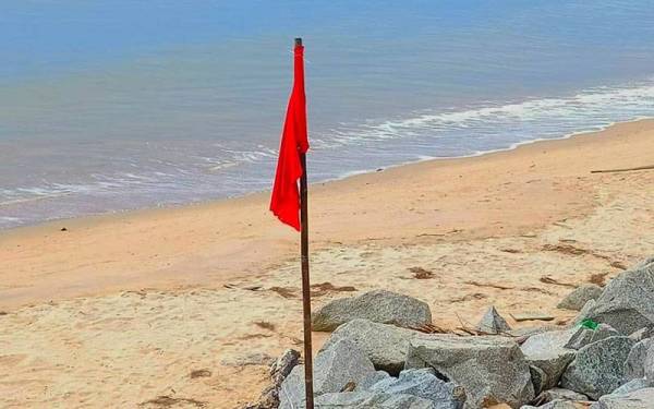 Sebagai tanda amaran, APM Pasir Puteh melalui Pasukan Penyelamat Pantai telah menaikkan bendera merah supaya pengunjung menjauhi aktiviti mandi-manda di kawasan itu.