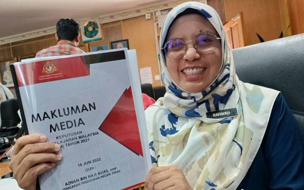 Rahimah menunjukkan hasil keputusan SPM 2021 bagi negeri Perak.