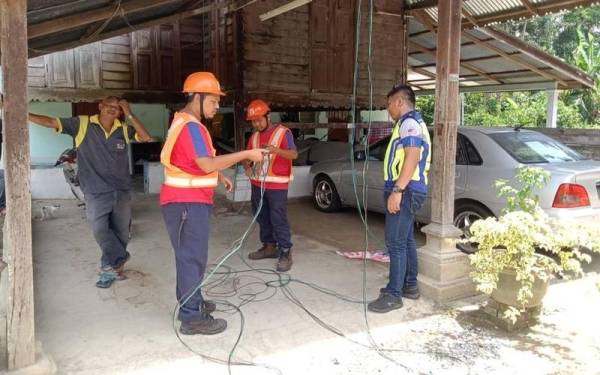 Operasi pemotongan bekalan elektrik di premis disyaki menjalankan kegiatan perjudian sekitar daerah Kulim. - Foto PDRM