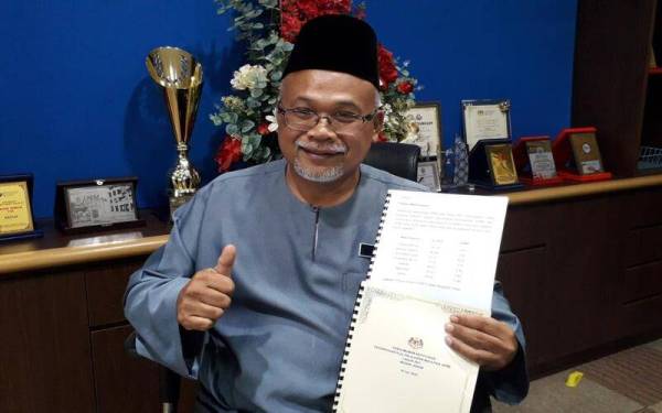 Md Said menunjukkan keputusan SPM 2021 untuk negeri Johor pada sidang akhbar di Pejabat Pendidikan Negeri Johor di Bandar Baru Uda, Johor Bahru, pada Khamis.