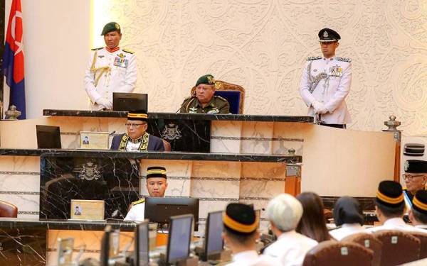 Sultan Ibrahim ketika merasmikan pembukaan Mesyuarat Kedua Bagi Penggal Persidangan Pertama DUN Johor ke-15, di Bangunan Sultan Ismail, di sini, pada Khamis.