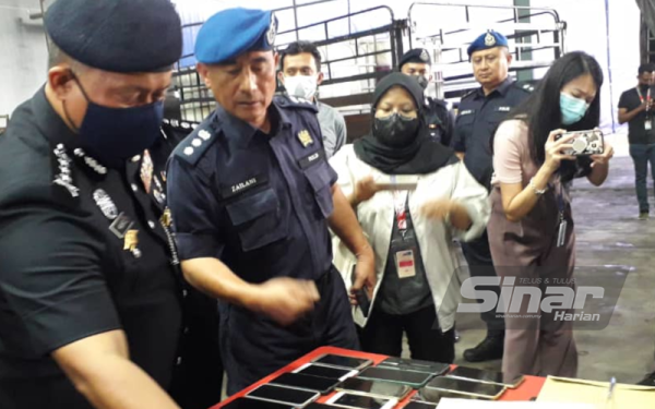 Kamarul Zaman melihat beberapa barang yang dirampas pada sidang akhbar di sebuah stor dalam Kawasan Perindustrian Desa Plentong, Masai, Johor Bahru, pada Khamis.