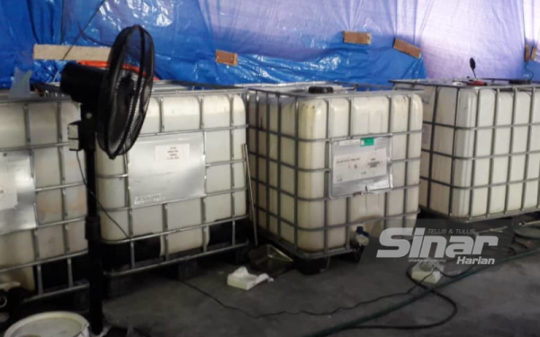 Antara tangki yang digunakan untuk membawa minyak diesel bersubsidi.