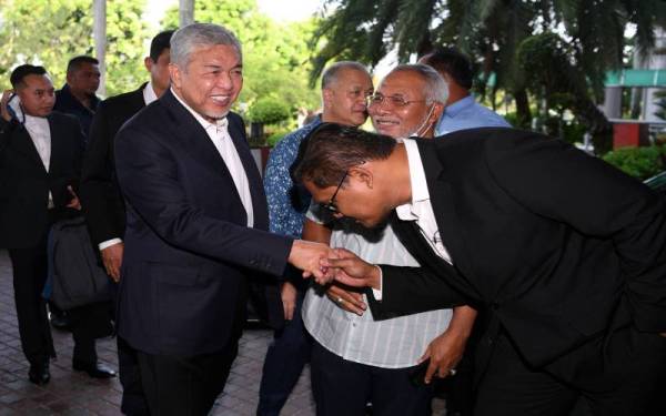 Bekas Timbalan Perdana Menteri Datuk Seri Dr Ahmad Zahid Hamidi (kiri) hadir di Kompleks Mahkamah Tinggi Shah Alam, pada Khamis bagi perbicaraan berhubung kes rasuah berkaitan Sistem Visa Negara (VLN).- Foto Bernama