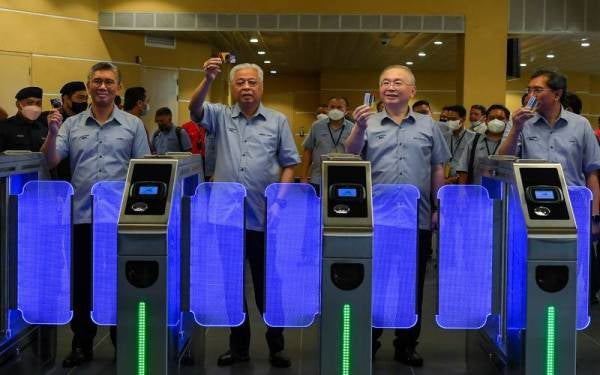 Menteri Kewangan Tengku Datuk Seri Zafrul Tengku Abdul Aziz (kiri) bersama Perdana Menteri Datuk Seri Ismail Sabri Yaakob (dua, kiri) ketika meninjau fasiliti di Stesen MRT Kampung Batu pada pelancaran MRT Laluan Putrajaya Fasa Satu, pada Khamis. Hadir samaMenteri Pengangkutan Datuk Seri Dr Wee Ka Siong (dua, kanan).- Foto Bernama
