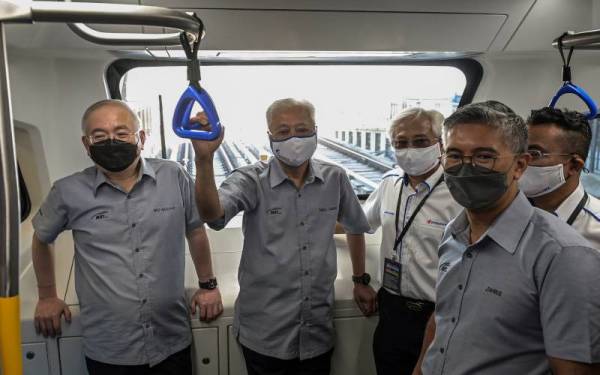 Perdana Menteri Datuk Seri Ismail Sabri Yaakob ketika meninjau fasiliti di Stesen MRT Kampung Batu pada pelancaran MRT Laluan Putrajaya Fasa Satu, pada Khamis. Hadir sama Menteri Kewangan Tengku Datuk Seri Zafrul Tengku Abdul Aziz dan Menteri Pengangkutan Datuk Seri Dr Wee Ka Siong (kiri). - Foto Bernama

