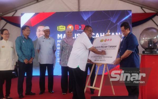 Menteri Besar Kedah, Datuk Seri Muhammad Sanusi Md Nor (tengah) menandatangani plak pada Majlis Pecah Tanah Projek Menaik Taraf Loji Rawatan Air Pelubang di Stargate, di sini pada Khamis.