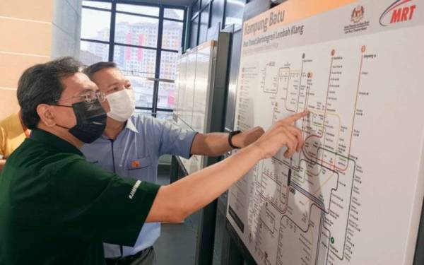 Sze Han (dua dari kiri) melihat peta perjalanan MRT2.