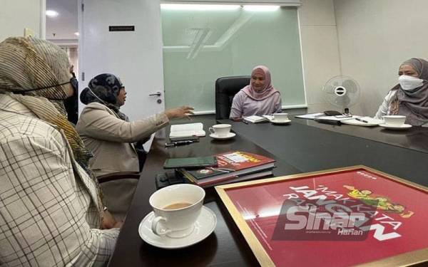 Nurhayati (deuxième à gauche) informe Suraya de la campagne anti-corruption menée par Rasuah Busters à Wisma Darul Aman, Alor Setar mercredi.