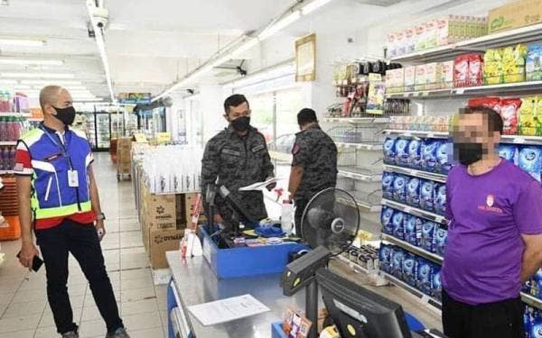 MBSJ bersama Jabatan Imigresen Negeri Selangor menjalankan operasi pada Khamis bagi mengenalpasti peniaga yang berniaga tanpa lesen.