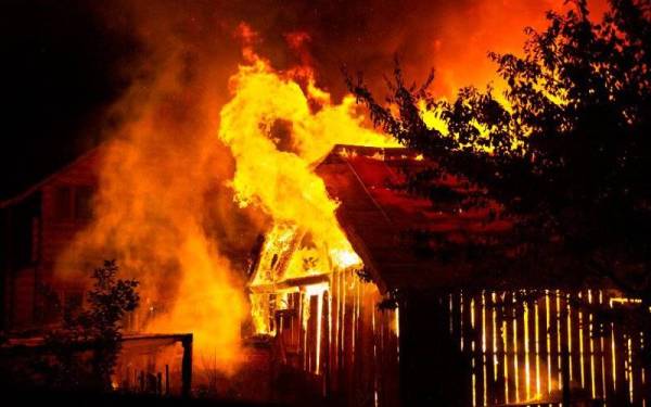 Lebih 10 rumah musnah dalam kebakaran di Kampung Contoh, Petagas di sini malam ini. - Foto 123rf
