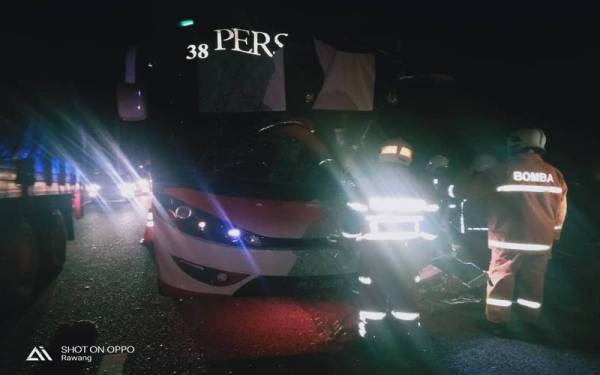 Anggota bomba berusaha mengeluarkan mangsa yang tersepit dalam kemalangan di Kilometer 425.8 Lebuhraya Utara-Selatan menghala ke selatan awal pagi Jumaat.