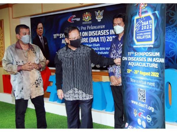 Ahmad (au centre) avec Wan Muhammad Aznan officiant le pré-lancement du 11e Symposium sur les maladies de l'aquaculture asiatique (DAA11) qui s'est tenu au Département malaisien des pêches, jeudi.