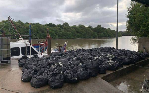 130 bungkusan plastik berwarna hitam disyaki daun ketum dengan berat dianggarkan lebih kurang 1.3 tan dibawa ke jeti Zon Maritim Kuala Kedah.