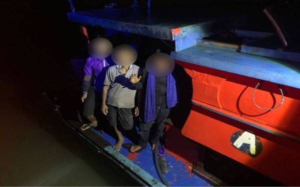 Tiga lelaki ditahan ketika cuba menyeludup keluar lebih kurang 1.3 tan daun ketum di kedudukan 1.0 batu nautika barat muara Kuala Kedah pada jam 2.30 pagi pada Khamis.