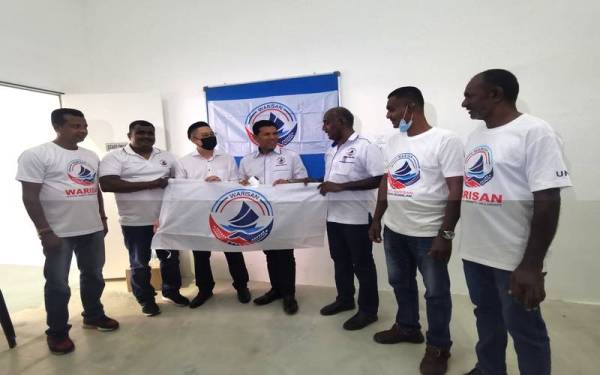 Azman (empat dari kanan) bersama barisan ahli jawatankuasa parti Warisan Negeri Sembilan.