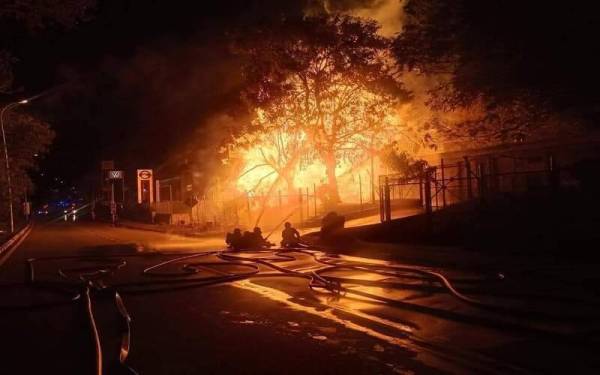 Bomba memadam kebakaran sehingga jam 2.40 pagi. - Foto Facebook Balai Bomba dan Penyelamat Seremban 2