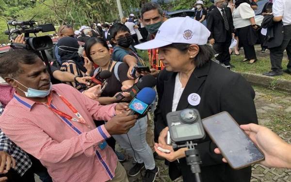 Ambiga (kanan) ditemui pemberita semasa Perhimpunan Untuk Kebebasan Badan Kehakiman di Padang Merbok, Kuala Lumpur pada Jumaat.