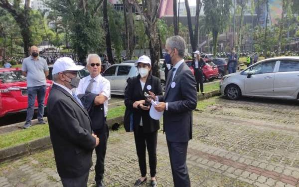 Bekas Peguam Negara, Tan Sri Tommy Thomas (dua dari kiri) turut hadir pada Perhimpunan Untuk Kebebasan Badan Kehakiman di Padang Merbok, Kuala Lumpur pada Jumaat.
