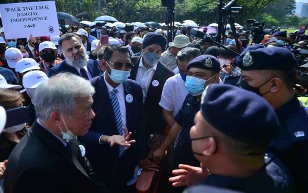 Anggota polis turut hadir bagi mengawal Perhimpunan Untuk Kebebasan Badan Kehakiman di Padang Merbok, Kuala Lumpur pada Jumaat.
