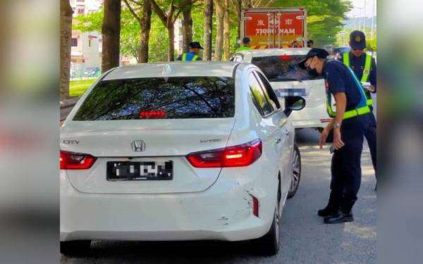 Anggota JPJ memeriksa kenderaan pada Op Kenderaan Persendirian di Bandar Kinrara, Puchong.