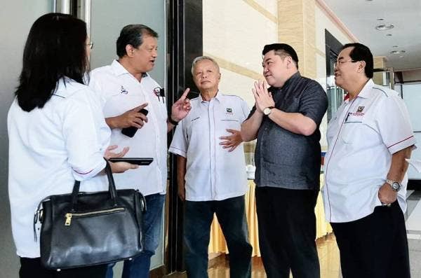 Joniston (dua dari kiri) ketika hadir pada Program Jelajah Penerangan PBS di Kota Kinabalu pada Jumaat.