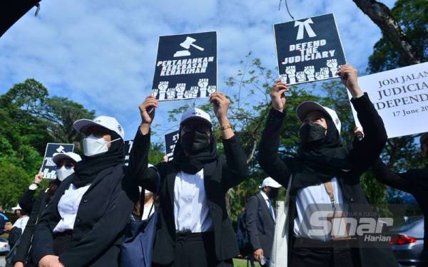 Peguam yang turut serta dalam Perhimpunan Untuk Kebebasan Badan Kehakiman anjuran Majlis Peguam di tempat letak kereta Padang Merbok, Kuala Lumpur pada Jumaat.