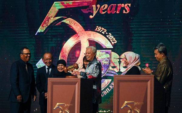 Ismail Sabri (tiga dari kanan) pada gimik pelancaran Perayaan Jubli Emas Fakulti Undang-Undang Universtiti Malaysia pada Jumaat. - Foto Bernama