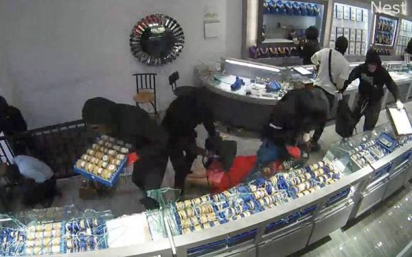 Beberapa perompak merompak barangan kemas di kedai Virani Jewellers di Iselin di Middlesex County, New York pada Jumaat lalu. - Foto Virani