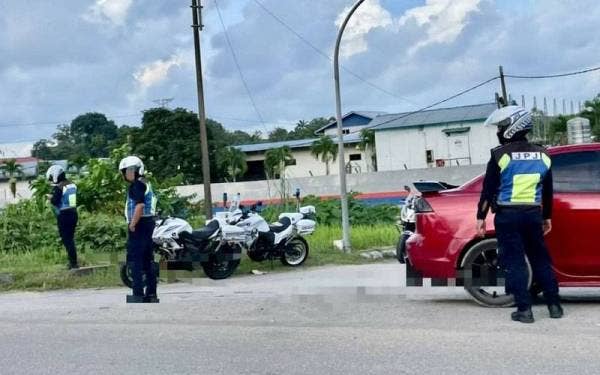 Anggota UPB JPJ Pahang melakukan pemantauan di lokasi yang sering dikesan berlaku kesalahan memotong barisan ketika keadaan trafik sesak pada waktu puncak sekitar pusat bandar pada Jumaat. Foto JPJ Pahang