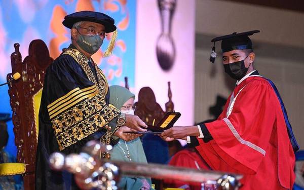 Yang di-Pertuan Agong Al-Sultan Abdullah Ri'ayatuddin Al-Mustafa Billah Shah berkenan menyampaikan Anugerah Pingat Emas Pelajaran Diraja kepada Muhammad Izzat Sallehudin pada Istiadat Konvokesyen ke-11 Universiti Pertahanan Nasional Malaysia (UPNM) hari ini.
