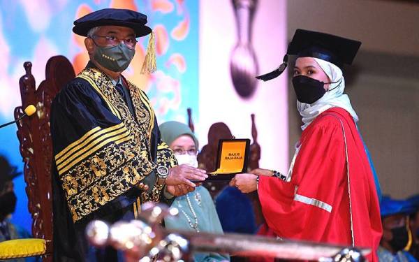 Yang di-Pertuan Agong Al-Sultan Abdullah Ri'ayatuddin Al-Mustafa Billah Shah berkenan menyampaikan Anugerah Pingat Emas Pelajaran Diraja kepada Malisha Nurhanani Mustaffa Kamal pada Istiadat Konvokesyen ke-11 Universiti Pertahanan Nasional Malaysia (UPNM) hari ini.