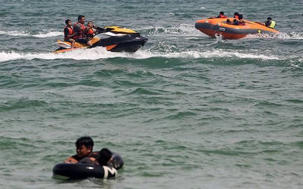 Pengunjung menikmati keseronokan melakukan aktiviti di pantai peranginan pada cuti hujung minggu di Pantai Batu 8 hari ini. 