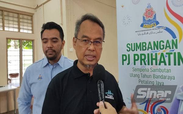 Mohamad Azhan (tengah) ketika ditemui media di Program PJ Prihatin di PPR Lembah Subang 1, di sini pada Sabtu.