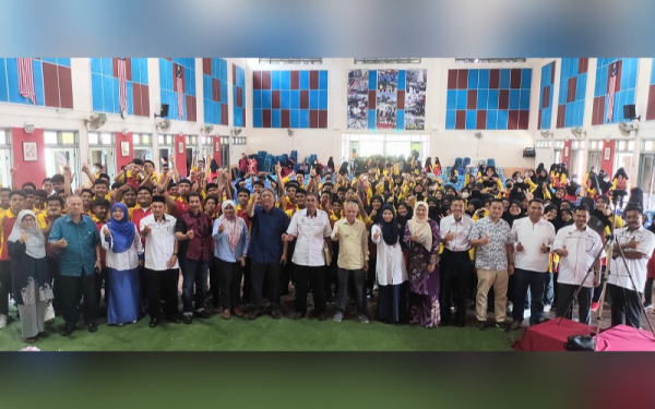 Muhammad Nasir (tengah) bergambar kenangan bersama barisan kepimpinan TMESA, guru, penceramah TNB dan pelajar yang menyertai Program Seminar Kesihatan dan Keselamatan Pelajar SMK Tengku Mahmud dan SMK Tengku Mahmud 2 di SMK Tengku Mahmud pada Sabtu.