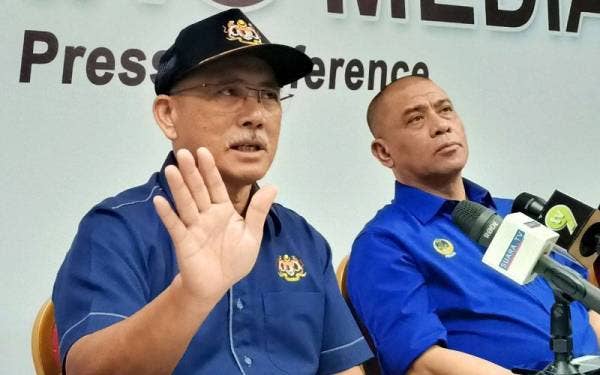 Ronald (kiri) ketika sidang akhbar pada Sabtu.