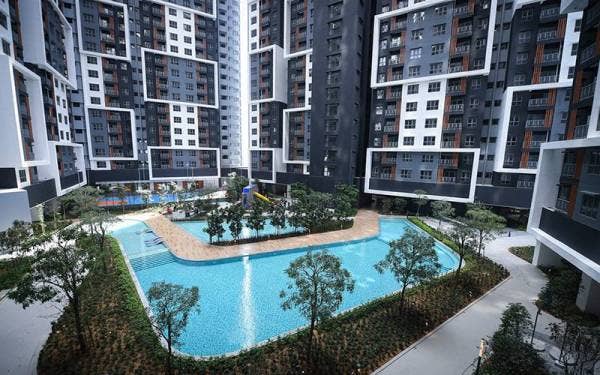 Pemandangan kolam renang residensi Skay Awani 3.