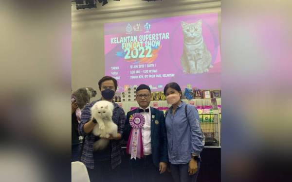 Muhammad izzat (kiri) ketika menyertai Kelantan Superstar Fun Cat Show di IPD Pasir Mas pada sabtu.