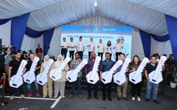 Pemilik kediaman bergambar bersama tetamu kenamaan pada Majlis Penyerahan Kunci Residensi Sky Awani 3 pada Sabtu.