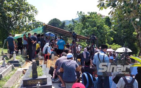 Jenazah Allahyarhamah Adibah Noor dikebumikan di Tanah Perkuburan Islam Tanah Keramat Permai pada Ahad.