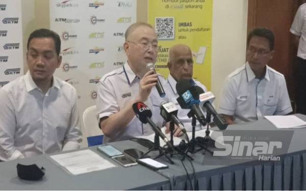 Ka Siong (dua dari kiri) pada sidang akhbar selepas pelepasan perkhidmatan tren Shuttle Tebrau di JB Sentral pada Ahad.