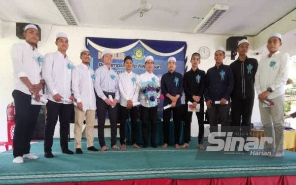 Pelajar Maahad Tahfiz Al-Quran Arraudhah (MTAR) yang meraih keputusan cemerlang pada Sijil Pelajaran Malaysia (SPM) 2021.