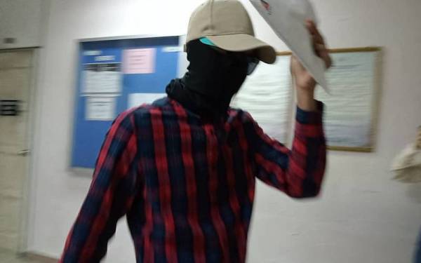 Muhammad Khair ketika keluar dari kamar perbicaraan Mahkamah Sesyen Johor Bahru pada Ahad.