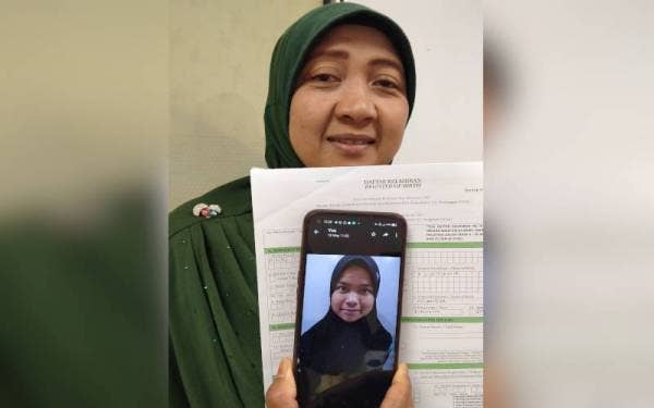 Natrah menunjukkan gambar Nur Intan Adilla yang kini berada dalam jagaan institusi kebajikan.