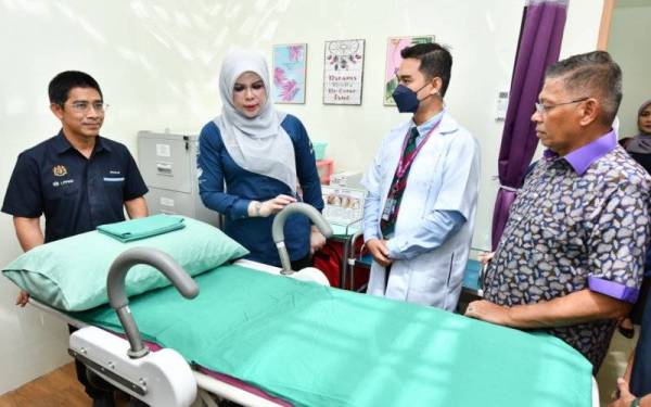 Rina (dua, kiri) semasa melawat bilik rawatan yang disediakan di Klinik Nur Sejahtera, Lembaga Penduduk dan Pembangunan Keluarga Negara (LPPKN) pada Majlis Sambutan Hari Bapa Peringkat Kebangsaan 2022 di Sura Jeti di sini pada Ahad. - Foto Bernama 